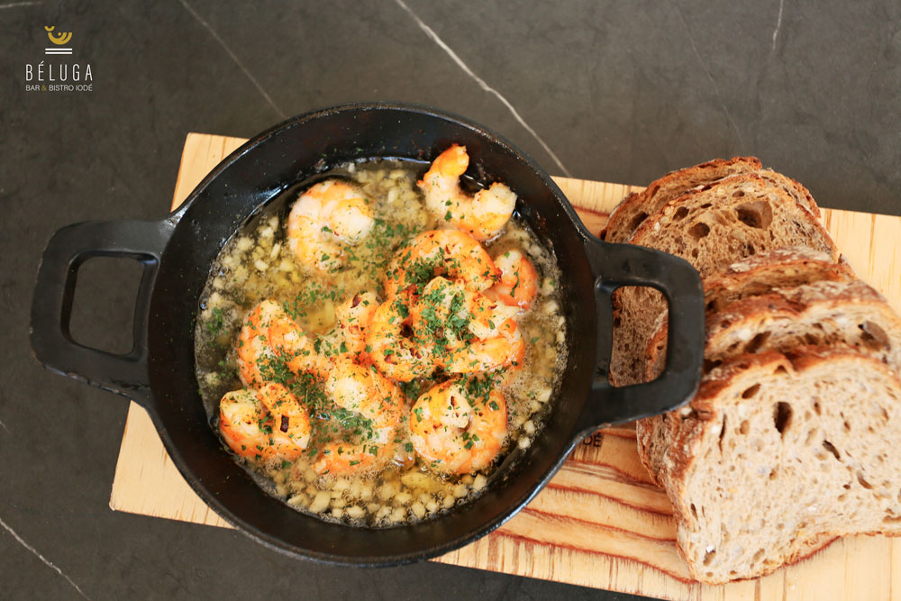 Plat chaud aux crevettes style cassolette, par le bar-bistro iodé Béluga au Mans